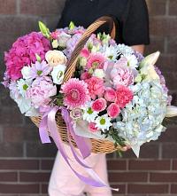 Композиция солнечный день в Ясном Цветочная композиция из Розы, Хризантемы, Пионы и Лизиантусы в корзине в Ясном