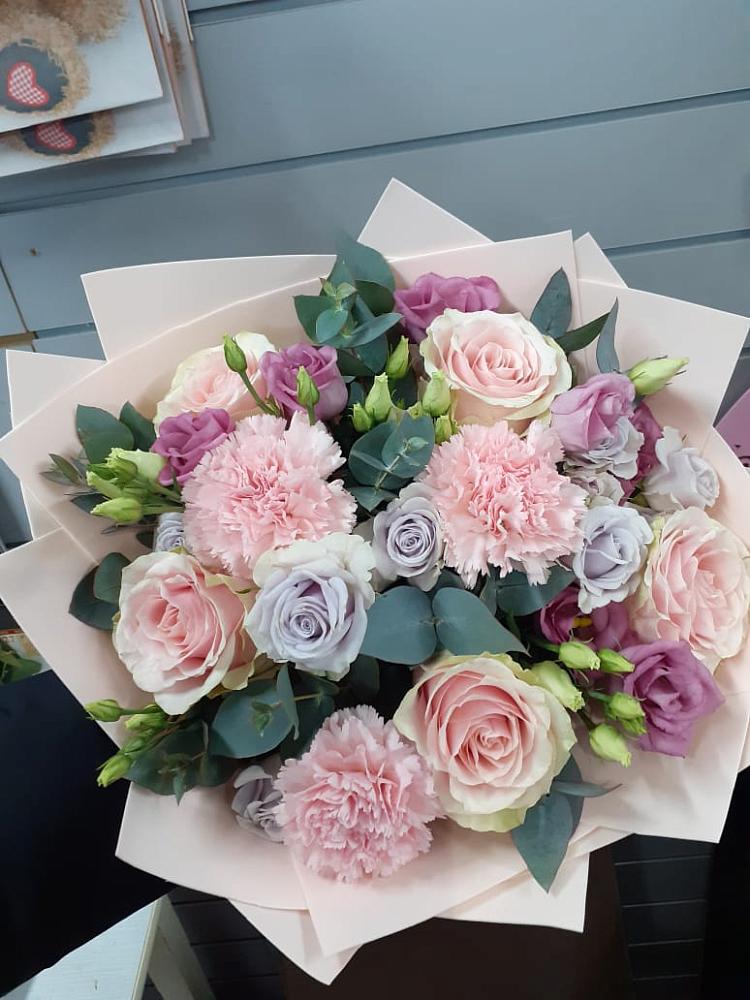 Букет цветов из: Розы, Гвоздики и Лизиантусы в Ясном